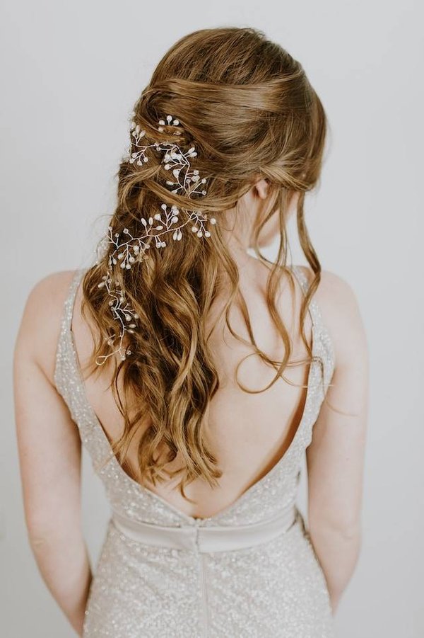 Les accessoires pour sublimer vos cheveux bouclés