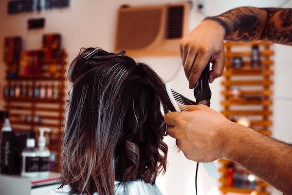 Comment trouver un bon coiffeur près de chez moi ? Conseils et astuces